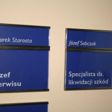 wyroby z plexi tabliczka informacyjna na drzwi biura