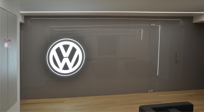 Świecące logo VW na ścianę - wyjątkowy kaseton podświetlany w szarości i bieli. Doskonale komponuje się ze ścianą na wysoki połysk. Ściany na wysoki połysk to efekt obłożenia ich plexi na ścianę. Do złudzenia przypominają ściany ze szkła lacobel. VW logo na sciane_09