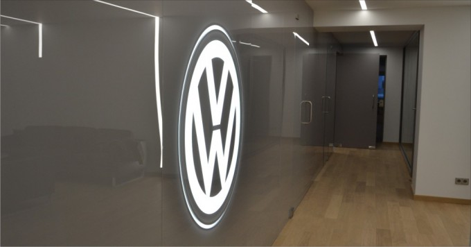 Kaseton jest idealnie wkomponowany w lico ściany. Płaskie, świecące logo VW daje unikalny efekt "wyświetlenia" na ścianie. Unikalna technologia produkcji pozwala osiągać tak spektakularny efekt. VW logo na sciane_10