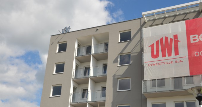 Litery blokowe na dachu w kolorze srebrnym dobrze komponują się z architekturą budynku. litery przestrzenne na budynek UWI_01