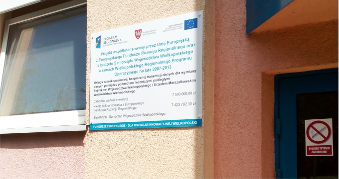 Tablice zewnętrzne z pcv są odporne na działanie czynników atmosferycznych. tablice unijne_05