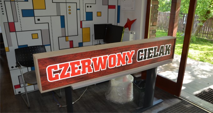 Mięsna produkcja prosto z naszego warsztatu. Kaseton podświetlany w soczyście krwistych kolorach. Tło kasetonu imituje deskę. Średnio wysmażony befsztyk dla każdego. czerwony cielak
