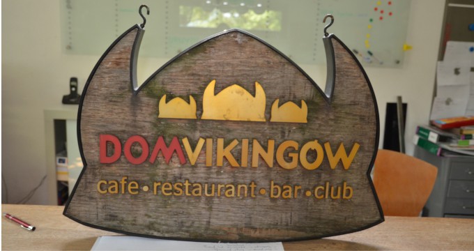 Szyld reklamowy dla Domu Vikingów. Tutaj pewnie też oferta mięsna i konkretna. dom vikingów